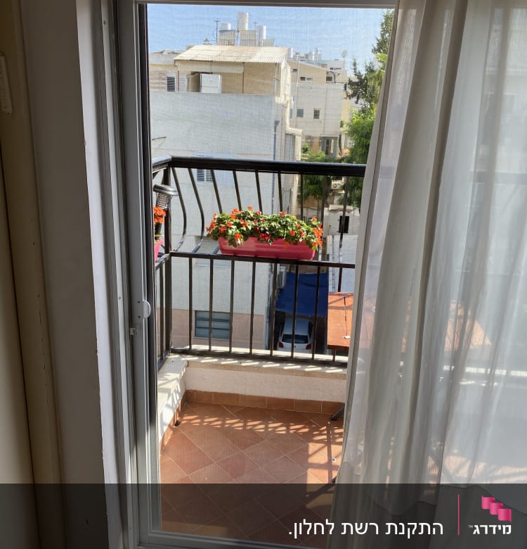 דלת אלומיניום עם מסגרת זכוכית במרפסת